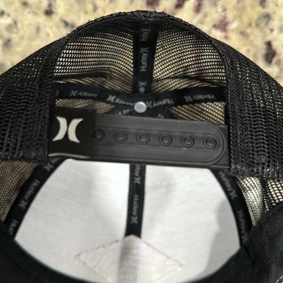 Men’s Hurley trucker hat gray and black adjustable - Picture 5 of 6